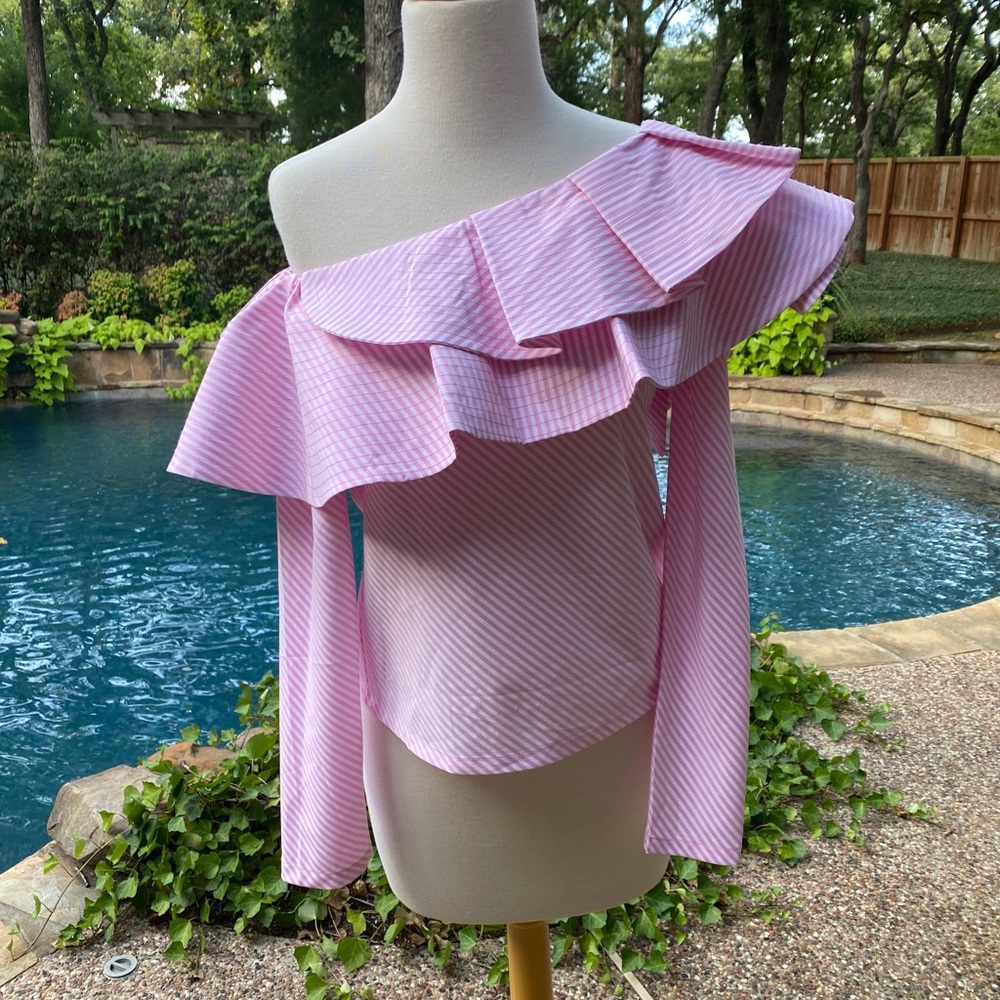 STYLE KEEPERS S  Ruffle One Shoulder Top